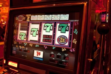 merpatislot app interface showing slot games and live-dealer tables